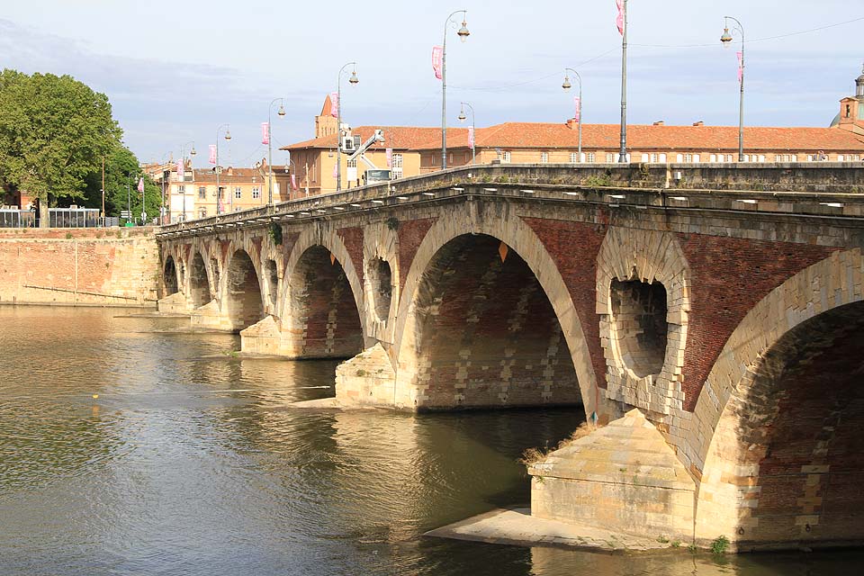 Hlavní pýchou Tolouse je Nový most (Pont Neuf), postavený mezi roky 1544 a 1614. Je tedy o více než 200 let mladší než slavný pražský Karlův most.