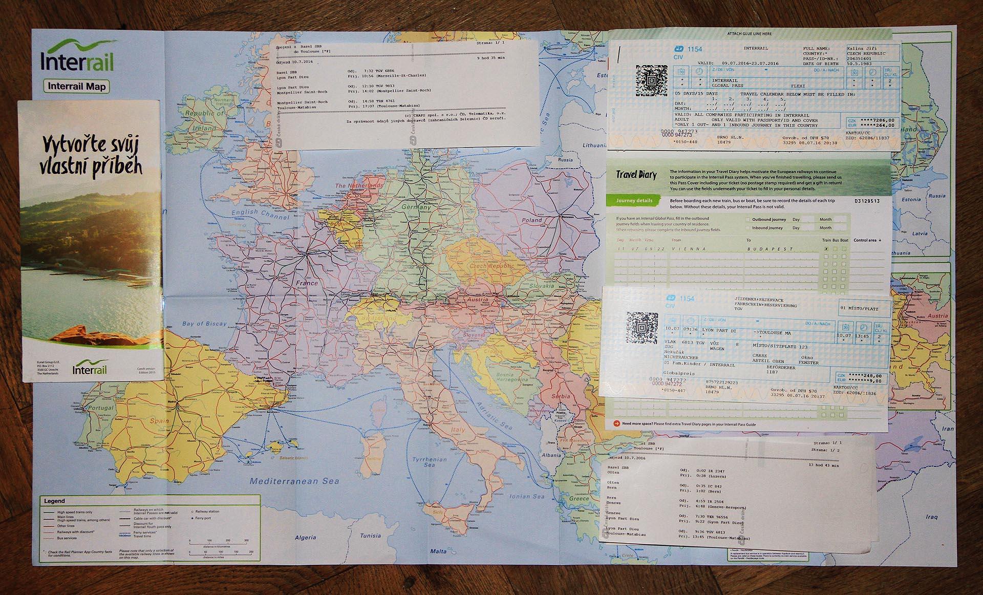 Tak jsem nakonec utratil za jízdenku a rezervaci 7534 Kč (zatím). Zítra začnu „vytvářet svůj vlastní příběh“.