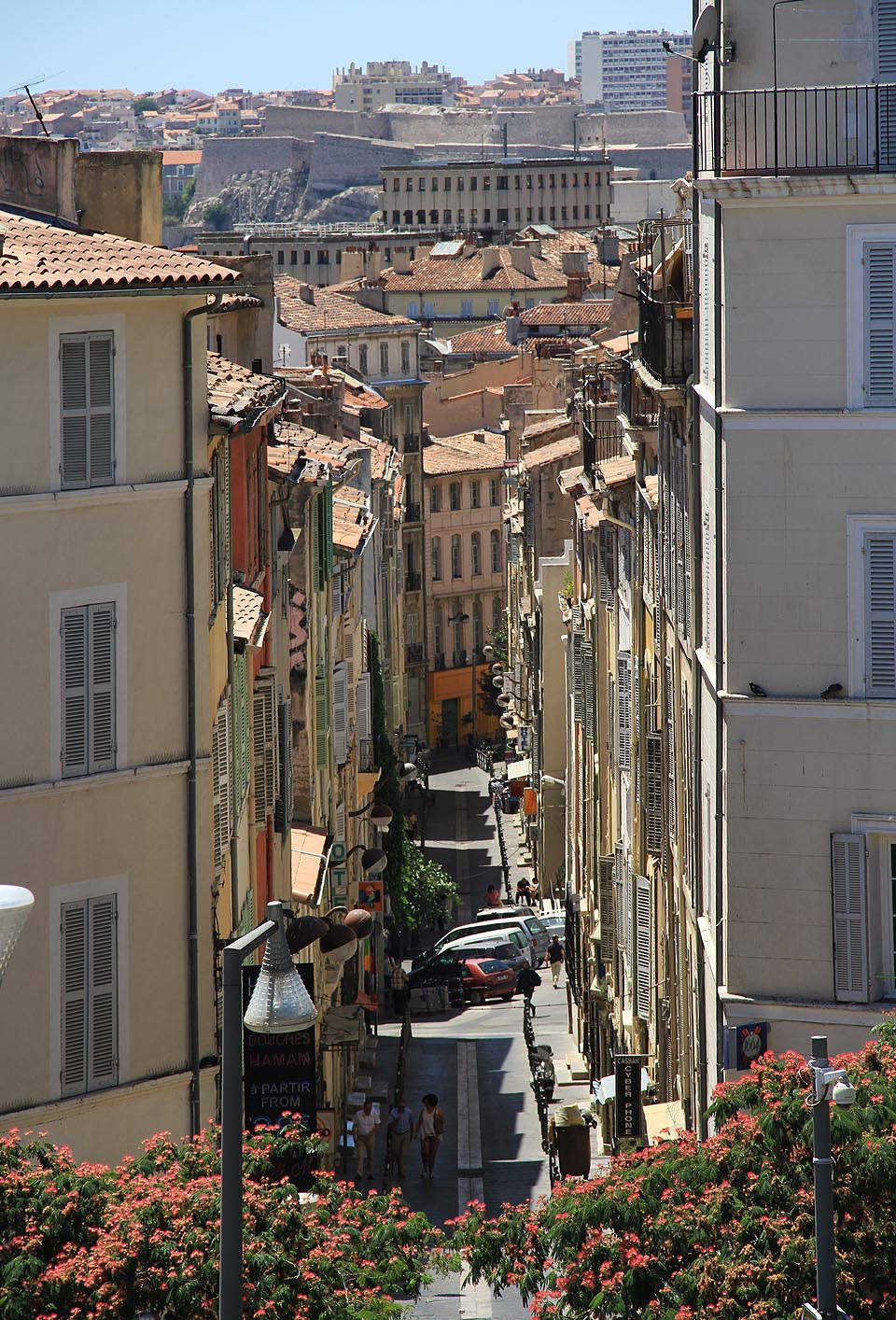 Marseille se rozkládá na skalnatém pobřeží. Odtud vyplouval Pavel Holan v knize J. M. Trosky Vládce mořských hlubin se svojí technicky dokonalou ponorkou.