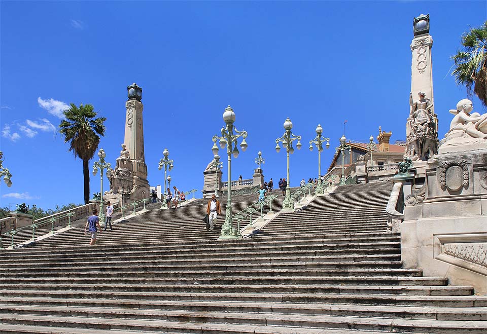 Secesní nádražní schodiště je skutečně impozantní branou mezi městem a železnicí, navíc s bytostně francouzským výrazem.