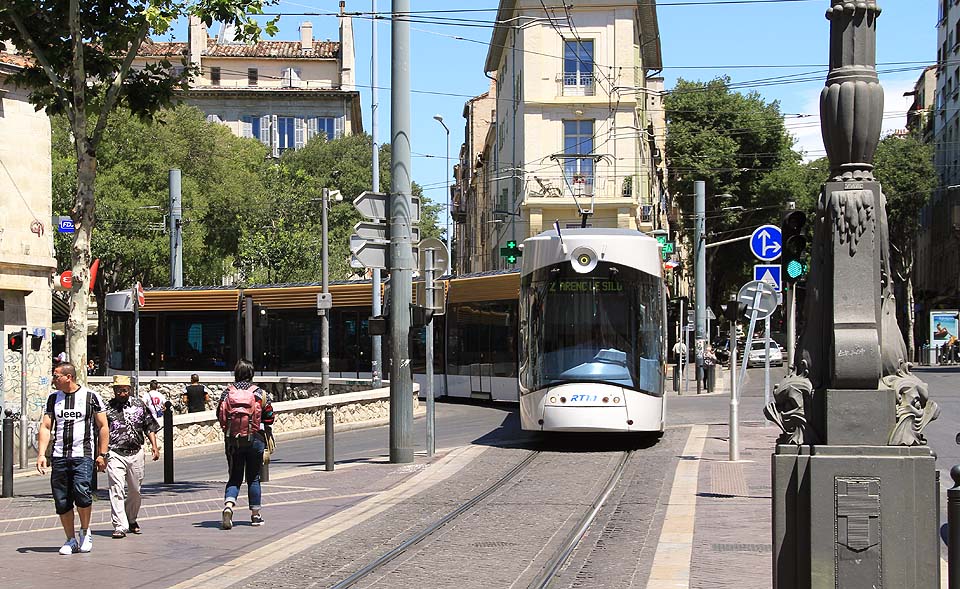 V Marseille jezdí od roku 2007 opět tramvaje. Dokonce nejškaredší tramvaje světa (Bombardier Flexity Outlook ve speciální designové úpravě typu C). Mám dojem, že mě to chce sežrat.