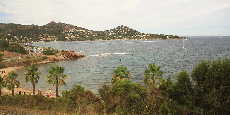Jeden z mnoha pohledů na pobřeží Francouzské riviéry v okolí Cannes.