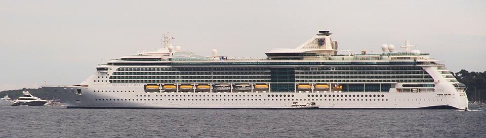 Loď Brilliance of the Seas byla na vodu spuštěna v roce 1998 a střídavě jezdí v Karibiku, Skandinávii a Středozemí. Registrována je na Bahamách.