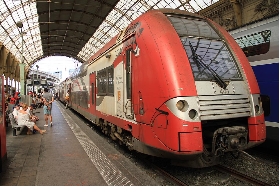Vlakem TER81129 jsem vjel do Monaka, které nemá vlastní drážní společnost a železniční dopravu v něm zajišťují francouzské dráhy SNCF. Příslušné jednotky mají alespoň na dveřích znak a iniciály monackého knížectví. Pět hodin na to zaútočili ve městě teroristé.
