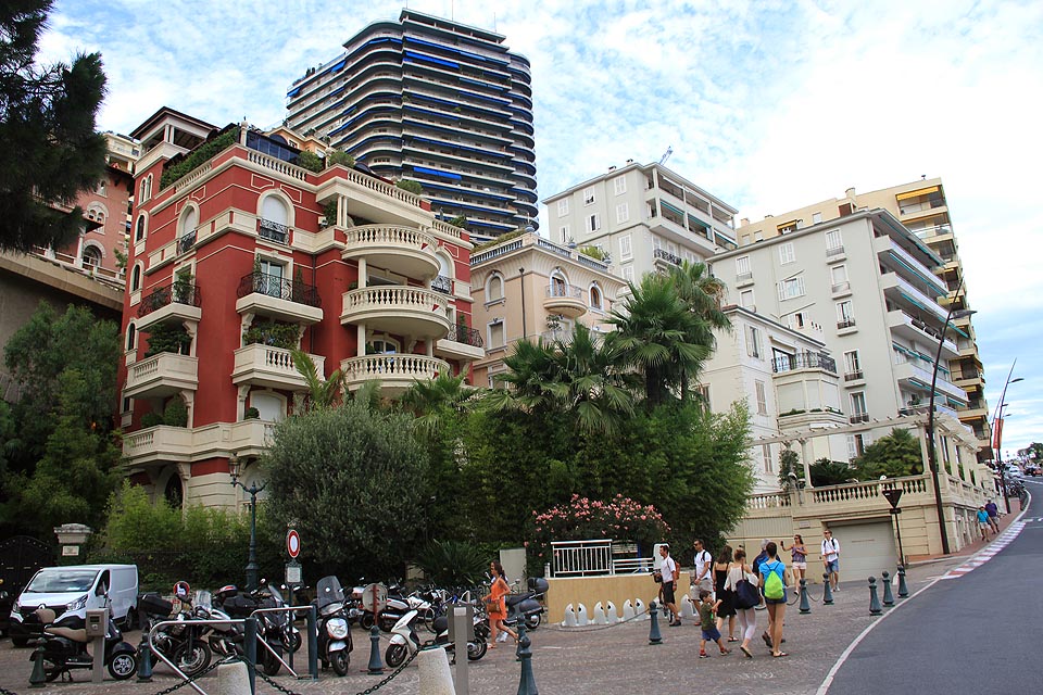 Monte Carlo je pouze názvem čtvrti ve městském státě složeném z jediného města Monaco-Ville. Snad ze všech domů je zde vidět na moře.