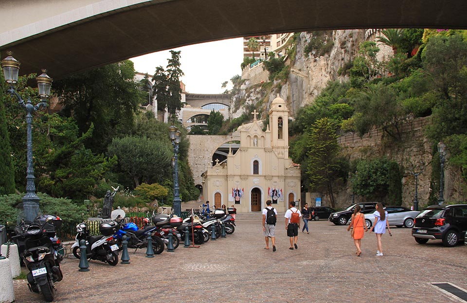 Kostelík v soutěsce pod nádražím v Monaku je zasvěcen svaté Dévotě, poněkud méně známé světici, která nejspíš ani neexistovala (jde patrně o svatou Julii, která byla vlivem špatného překladu slova „devota“, tj. oddaná (bohu) považována za jinou osobu).