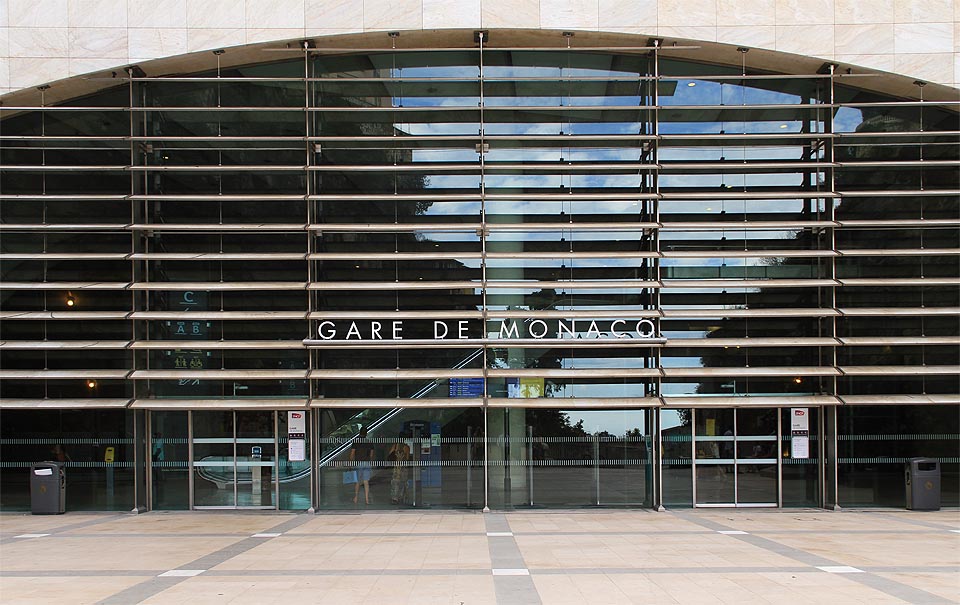 Celé nádraží se ukrývá v tunelu, který se v jediném bodě na dně hluboké soutěsky prolamuje až na povrch. Tam je vybudován monumentální vchod.