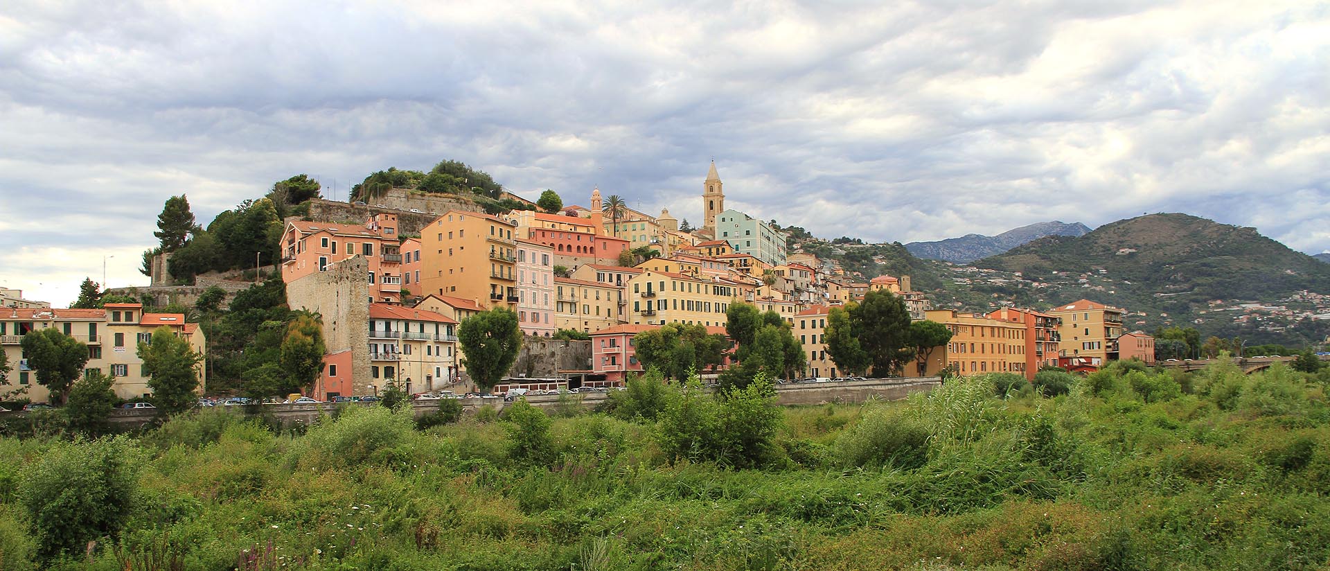Ventimiglia je menší město na hranicích Francie a Itálie. Za setmění jsem se tu během přestupu stihl opláchnout v moři.