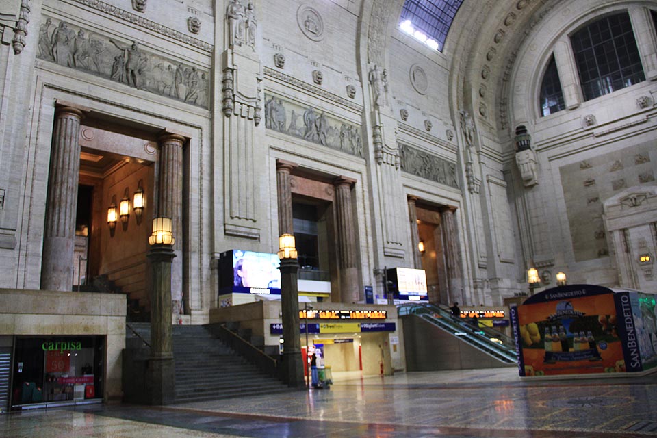 Tak impozantní nádraží jako v Milánu, se vidí málokdy. O půlnoci jsou však žel všechny podniky zavřené. Přesto se tu člověk necítí nebezpečně (jako třeba v Neapoli).