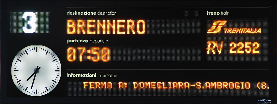 Vlakem R2252 jsem překonal Alpy. Ceduli vyrobila místní firma Solari z Udine, od které byly také nedávno odstraněné panely na hlavním nádraží v Brně.