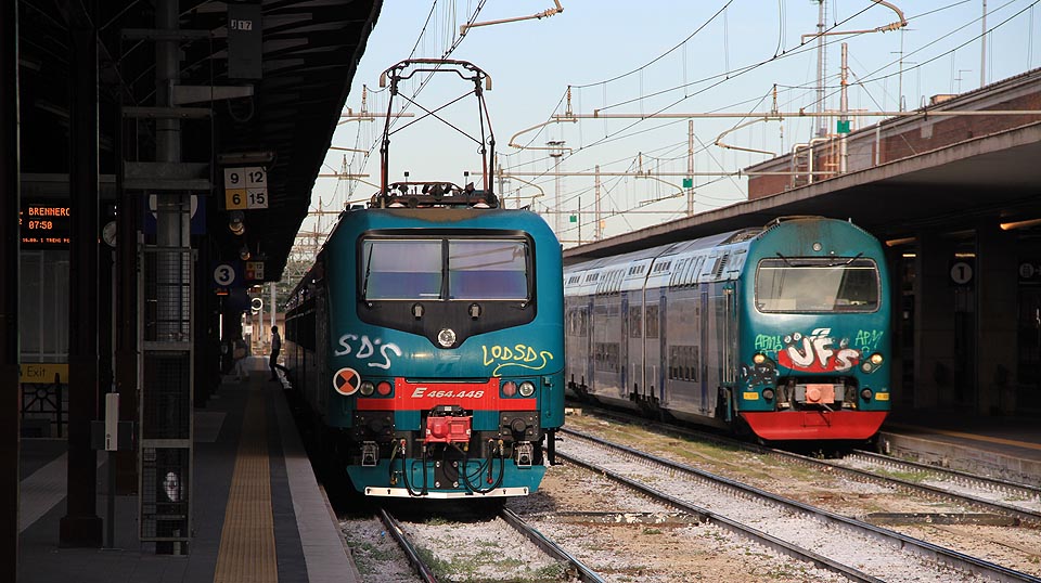 Vlak R2252 s terčíkem čeká na odjezd ve stanici Verona Porta Nuova pojmenované podle nedaleké historické brány do města.