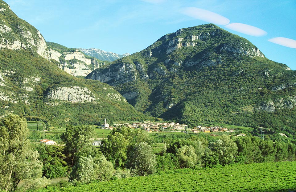 První skály nad jezerem Lago di Garda se objevují necelou půlhodinu po odjezdu z Verony.