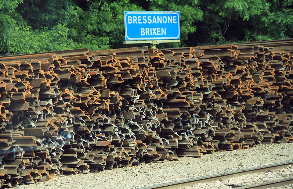 Karel Havlíček žil v Brixenu v letech 1851–1855. Železnici sem však dovedli až v roce 1867, musel tedy přicestovat i odcestovat pěšky nebo postilionem.