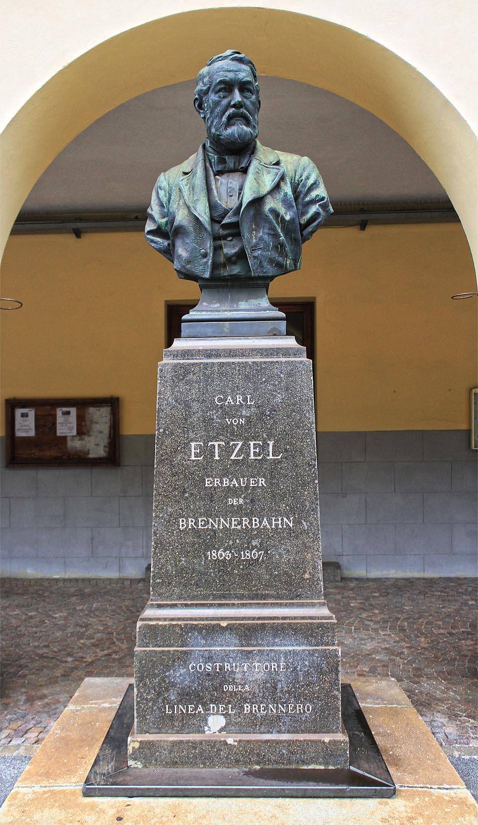 Na svědomí to má tento muž: Carl von Etzel, jak hlásá nápis na jeho podstavci.