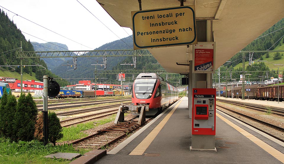Vlak příměstské linky S4 čeká u nástupiště RTN mimo samotnou stanici, pro reionální vlaky do Rakouska. Za okamžik přikvačí parta italských pohraničníků a bude hledat uprchlíky. Totéž rakouští policisté v následující stanici Gries am Brenner.