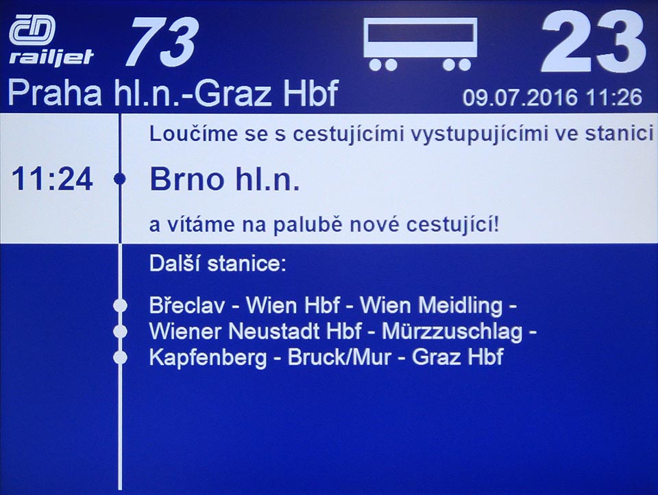 Informace na monitorech jsou v češtině a němčině. K dispozici je wi-fi i zásuvky, u některých sedadel stolky.