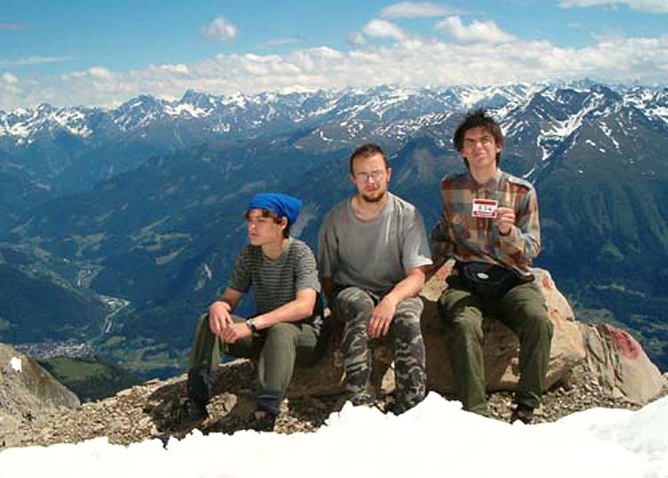 3. července 2004. Se Stopařem a Ďáblem jsme se právě vzdali závěrečné fáze nebezpečného výstupu po ledovci na vrchol Parseierspitze, který se svojí výškou 3036 m měl být naší první třítisícovkou. Dnes projíždím údolím po trati v pozadí.