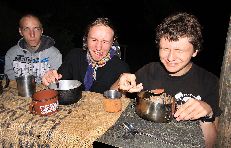 Petr, Cibule a Ilič na slavnostech obžerství.