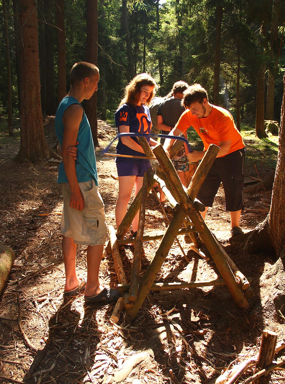 Táborníků bylo sice jenom šest, ale práce téměř neubylo. Museli se proto činit v kuchyni i na dřevišti s nadprůměrným výkonem.