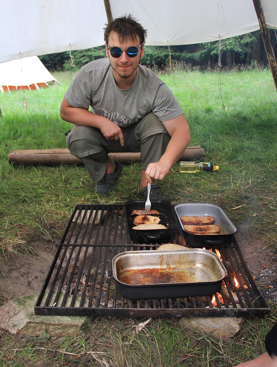 Očihi se stal vedoucím stavěčky, hlavním kuchařem a manekýnem tábora. Jeho indiánské jméno však znělo „Velká huba“.