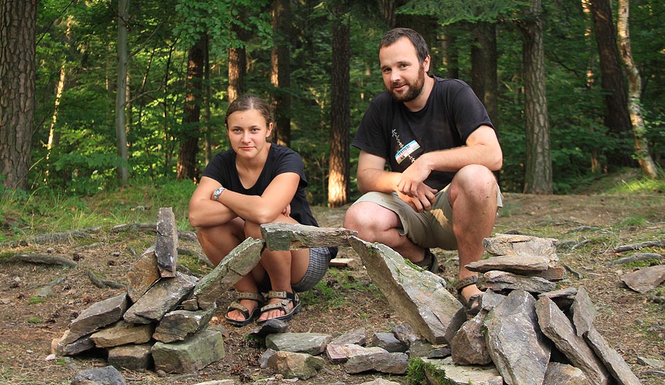 Krásní a usměvaví vedoucí tábora Karaí Pukú při stavbě mostu nad říčkou Doubrav(k)ou.
