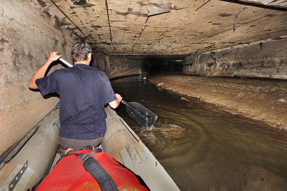 Manévrování v mělkých a bahnitých vodách Svitavského náhonu v podzemních tunelech pod továrnami a dvory není vždycky jednoduché. Na břeh vystoupit nelze, protože je tvořen vrstvou kalu i přes metr hlubokou, ale dno lodi občas vězí v bahně nebo se napíchne na drát, který z něj trčí. Mimo tunely zase postup brzdí husté rákosí.