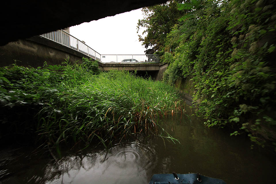 Na chvíli vyjedeme z podzemí, abychom spatřili zamračenou oblouhu. V dalším tunelu se ukryjeme před kapkami lezavého deště.