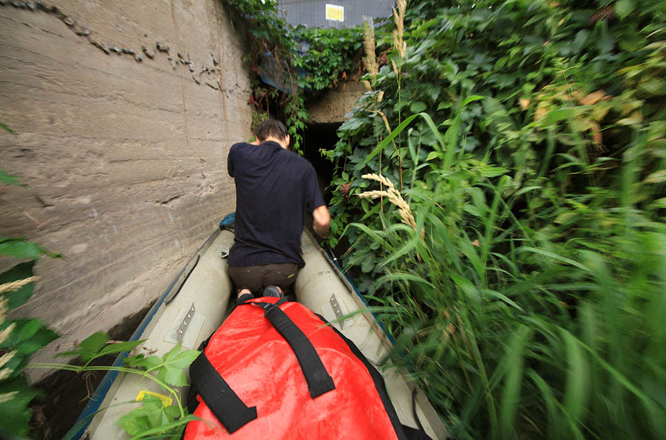 Plavba trošku připomíná objevitelské cesty dobrodruhů z jižní Ameriky. Místy by se hodilo mít na jedné straně pádla ostří jako na dobře nabroušené mačetě.