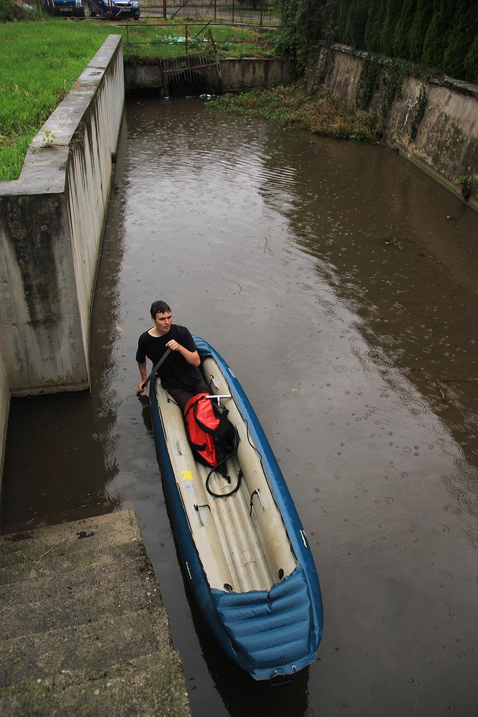 Honza zvaný Yen chvíli před tím, než mu zákeřná voda z podzemní roury opařila nohu.