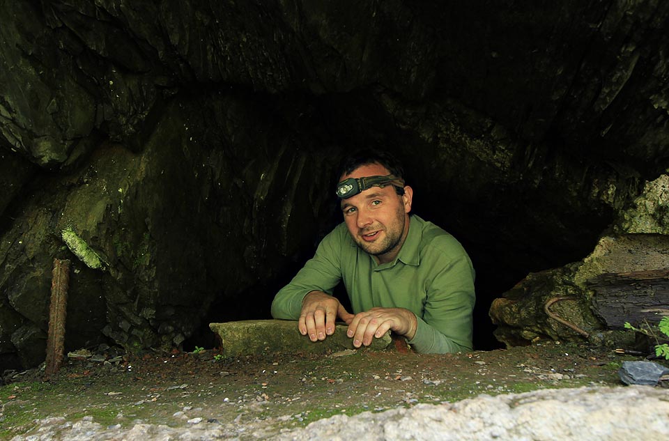 Autor článku se spouští otvorem ve skále do průzkumné štoly, kde očekává něco blíže neurčeného, ale zajímavého.