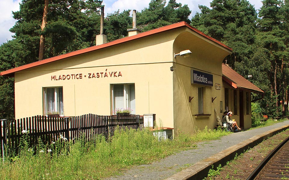 Železniční zastávka Mladotice zastávka je tím správným romantickým místem pro začátek i konec vandru.