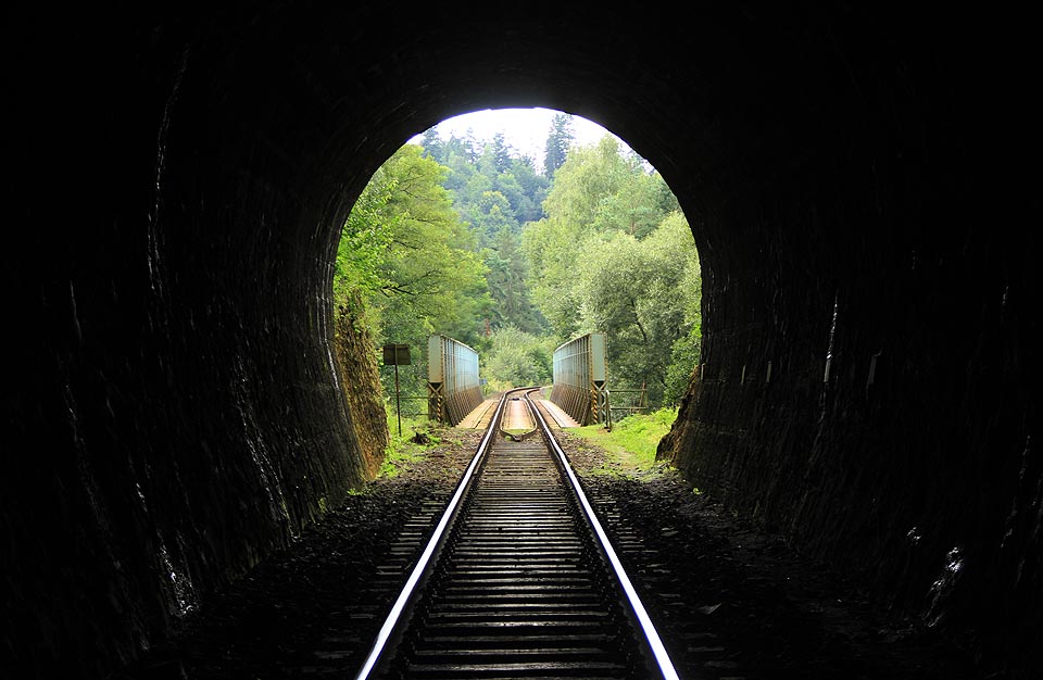 Velký Plasský tunel dodává údolí romantický vzhled. Podrobnější článek o něm najdete <a href=/Tema/Velk%C3%BD%20Plassk%C3%BD%20tunel>tady</a>.
