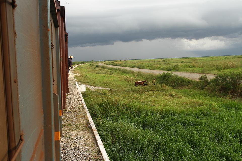 Cestující vystoupili, vlakvedoucí ve slamáku dal pokyn a vlak se vydává dál na své nekonečné pouti stepí do Bayama.