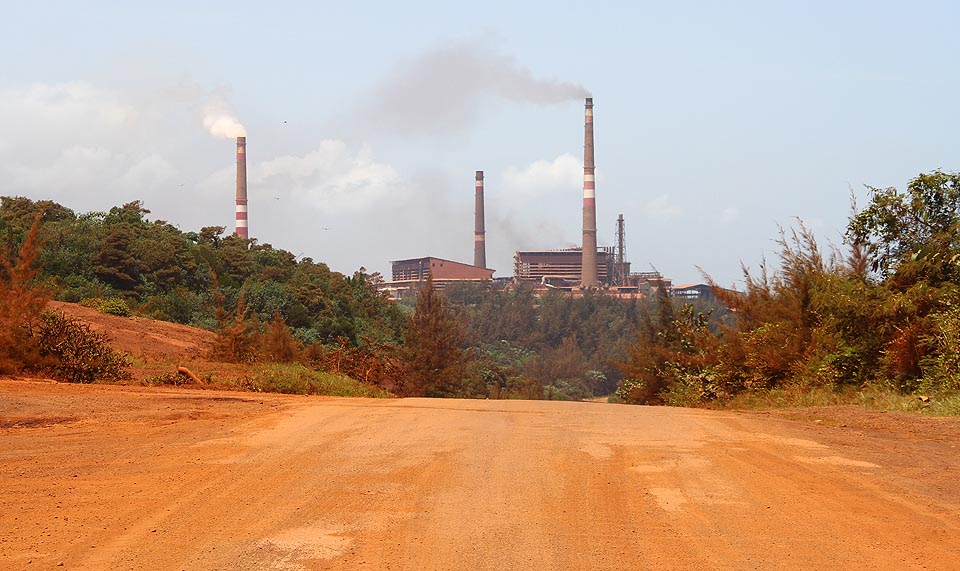 U města Moa stojí na pobřeží obří továrna na výrobu niklu a kobaltu z místních bohatých rud.