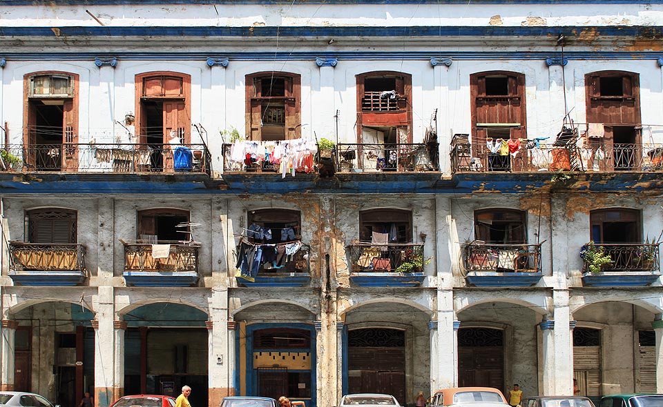 Domy v Havaně mají své neopakovatelné kouzlo. Pomalu se rozpadají, hroutí, občas zasypou své obyvatele. Ti se přesto s údržbou prakticky vůbec nenamáhají.