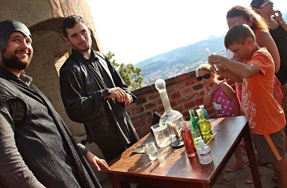 Já a Romain v alchymistických úborech ve stylu seriálu Arabela.