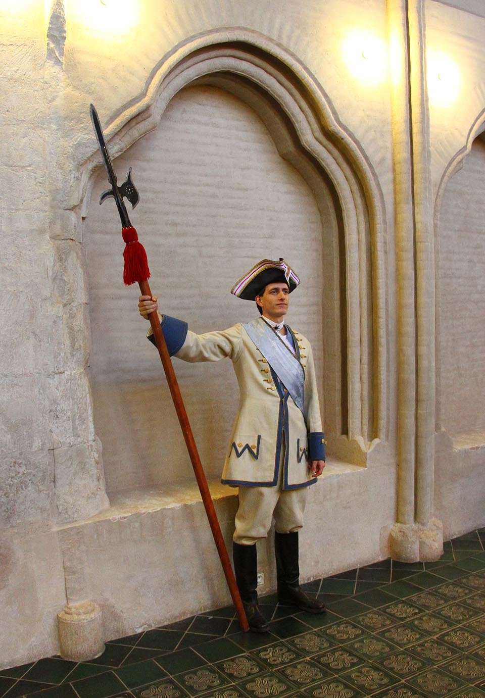 I když by se na první pohled mohlo zdát, že Svišť je v královské síni jen na ozdobu, ve skutečnosti zachránil část výbavy před ukradením neznámým zlodějem, který zděšeně utekl.