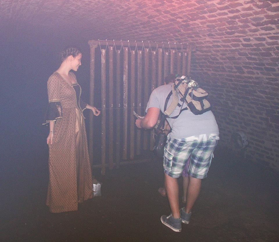 Trpělivost Aničky, která v zakouřené dračí sluji dětem ukazovala, jak hrát na kovový xylofon (metalofon), byla snad nekonečná.