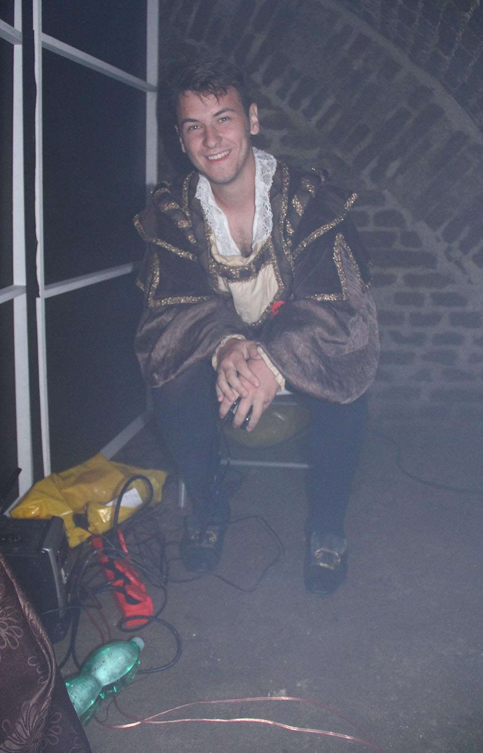 Očihi zvládal současně roli panoše (v reálu) a draka (na mixážním pultu za plentou).