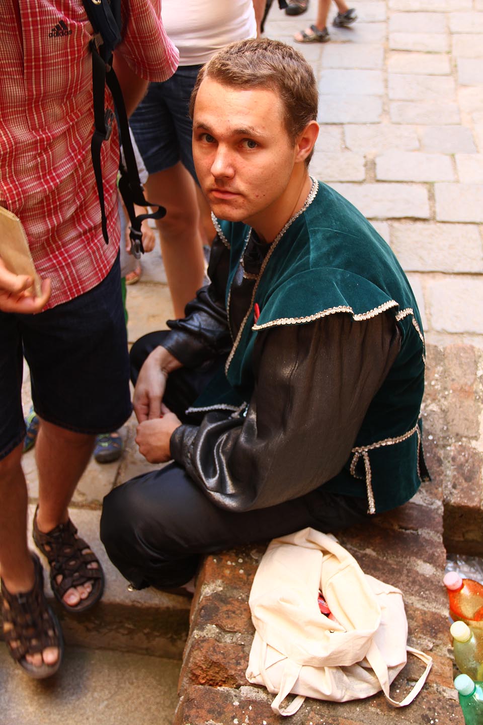 Celodenní vrátnou službou před dračí slují znavený až na pokraj sil Sova.