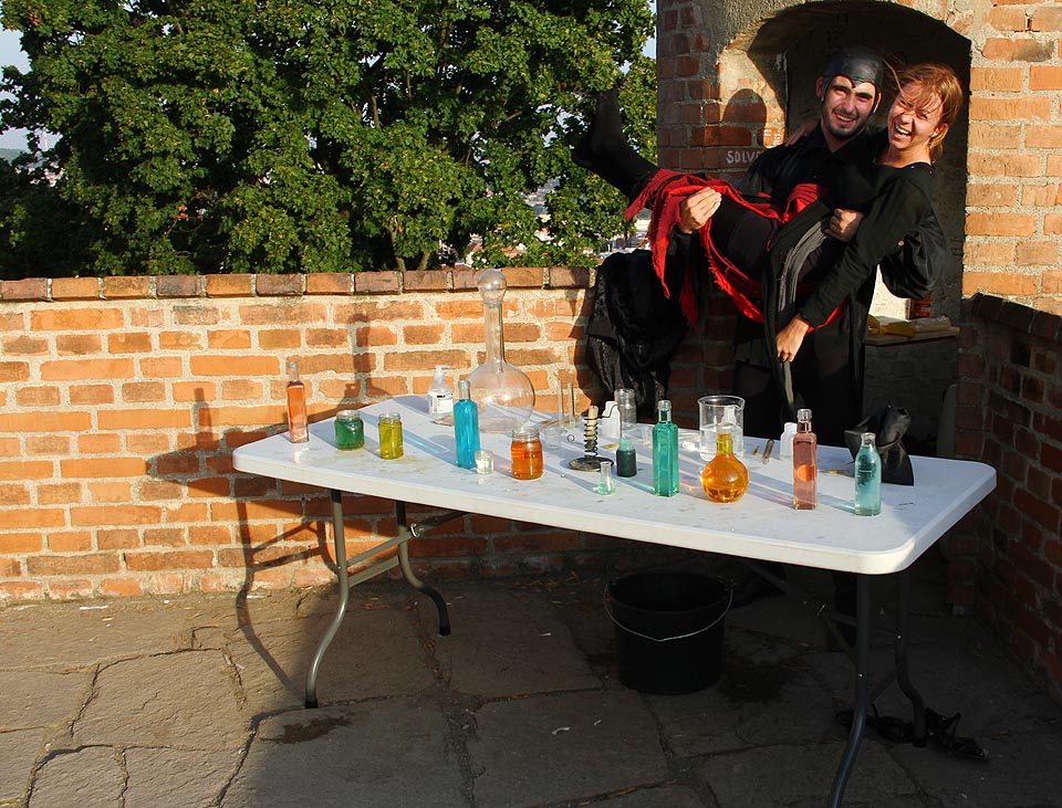 A je to! Tři tisíce brněnských dětí si namíchaly dračí krev a fronta u alchymistů konečně zmizela. V neděli odpoledne je na místě trocha té uvolnené radosti!