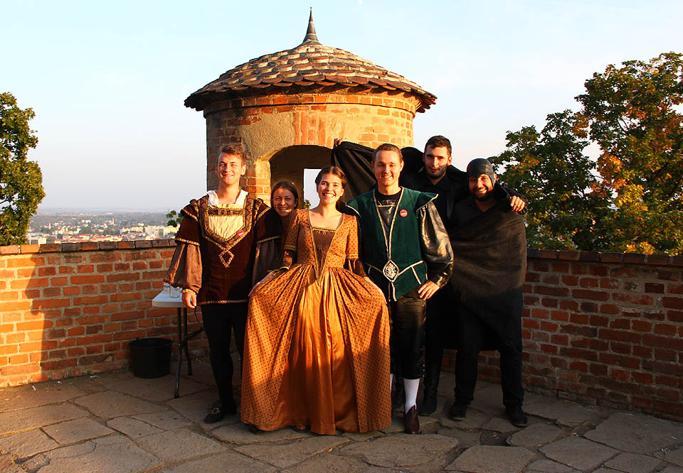 Tým dobrovolníků ze SPJF se ukázal být skvěle sehraný a plný dobré nálady. Večer zamíříme na Skleněnou louku, kde se zrodí myšlenka čichové mapy. To ale v tuto chvíli ještě netušíme…