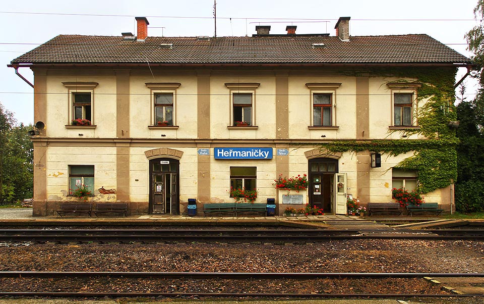 Staniční budova <a href=/Tema/He%C5%99mani%C4%8Dky%20(%C5%BEst)>stanice Heřmaničky</a>, jejíž dny jsou sečteny.