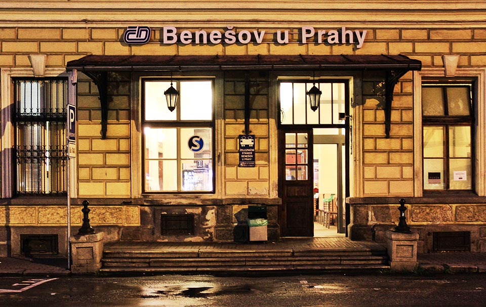 Moje sobotní cesta skončila u vchodu do benešovského nádraží, odkud vytékala na vlhký chodník oslnivá záře. Dál už jsem jen pospával ve vlacích až do Brna.