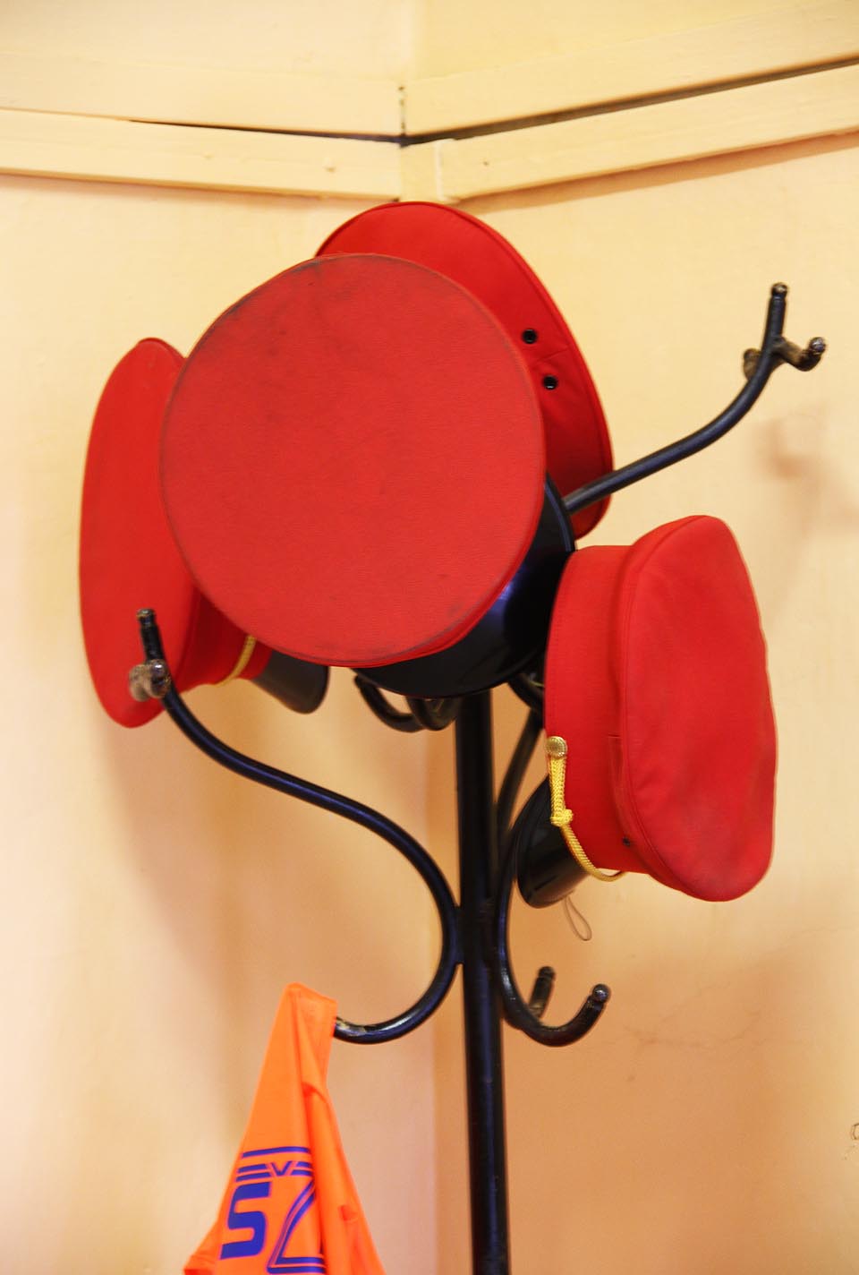 Dvacetičtyřhodinovou službu ve stanici zajišťuje na střídavé směny pět výpravčích. Čtyři tu dnes mají jen čepici, pátý sedí za stolem.