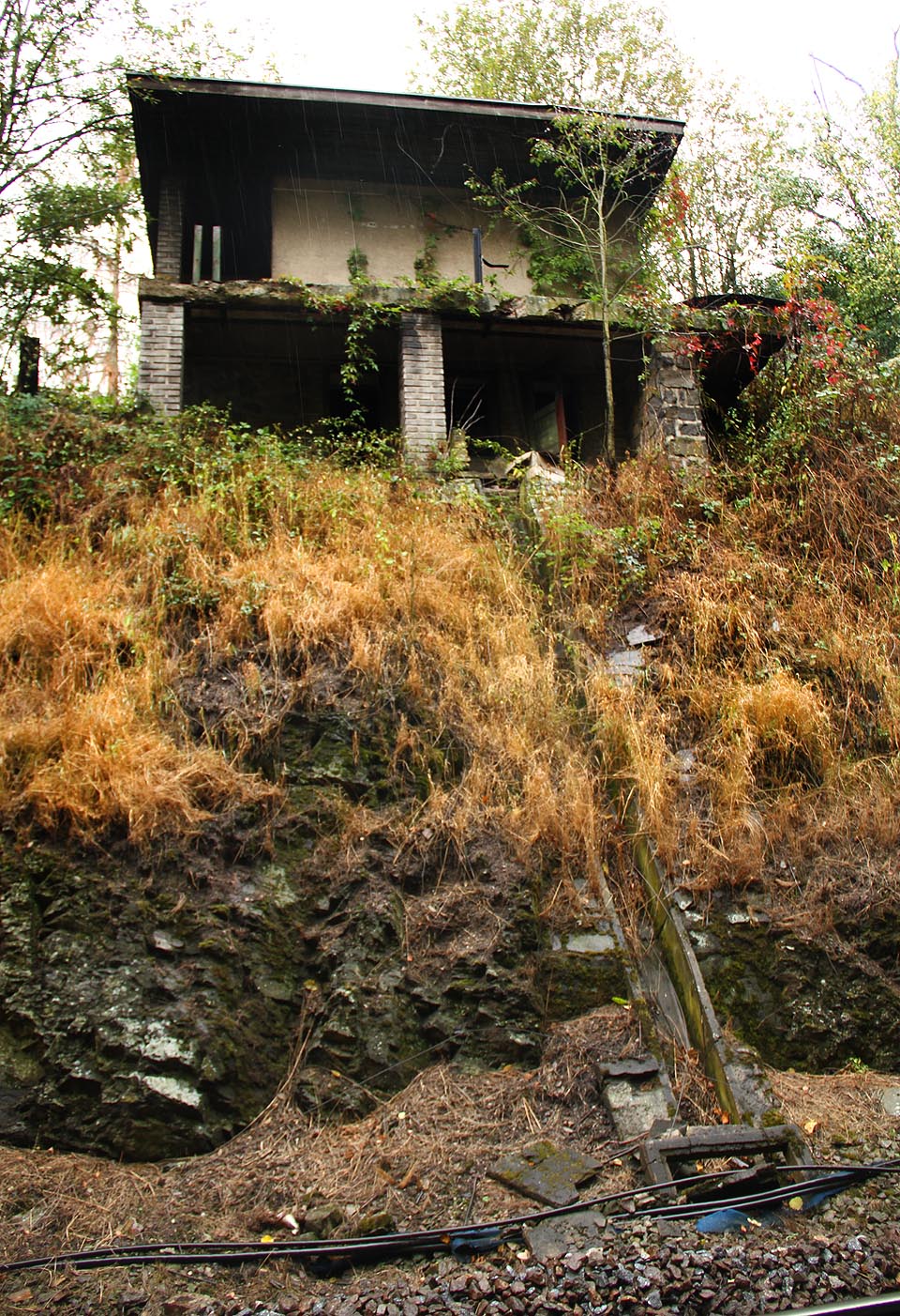 Bývalé hradlo Arnoštovice je opuštěné a nevyslovitelně smutné. Poskytlo mně přístřeší před další vlnou deště.