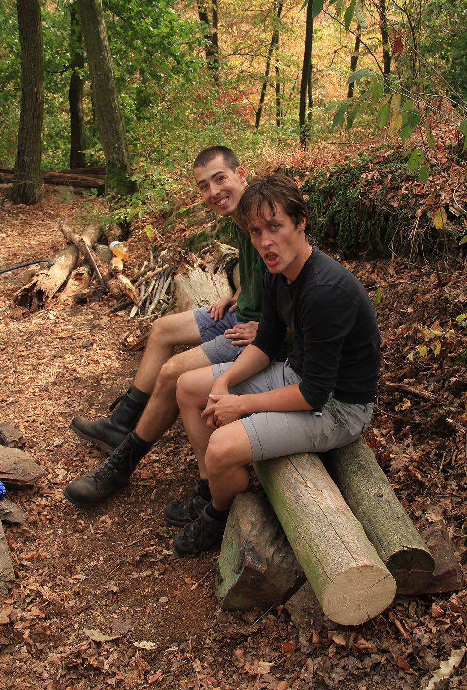 Hoši táborničtí vyrobili novou lavičku k ohništi.