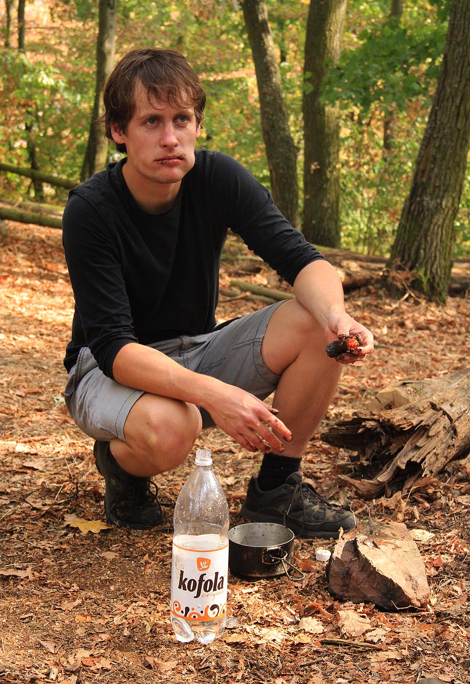 Stopař se předvedl při jezení klobásy. Nebo možná rovnou žraní?