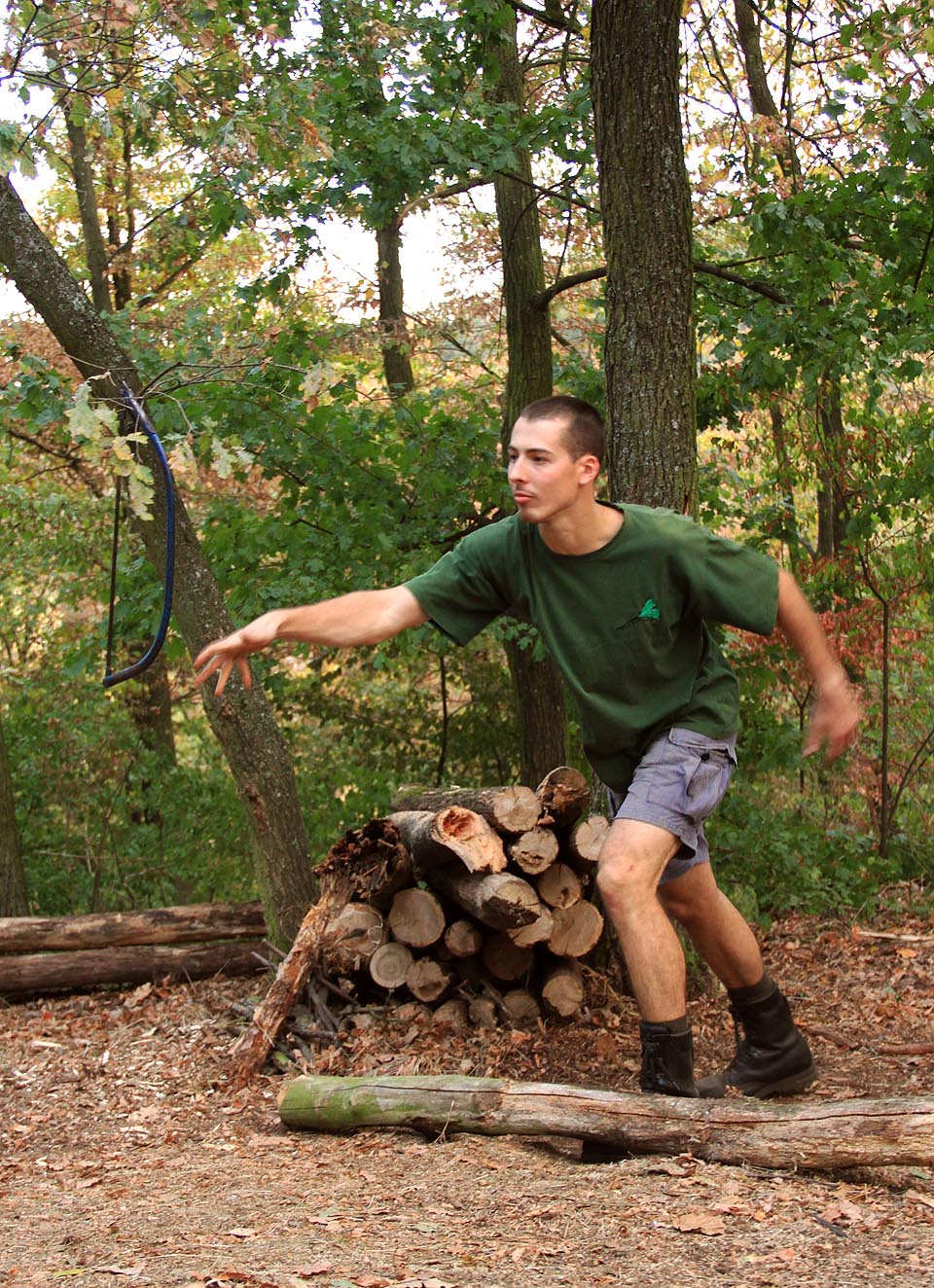 Jako zkušený voják Jerry hází nůž podle pravidel nejvyšší elegance.