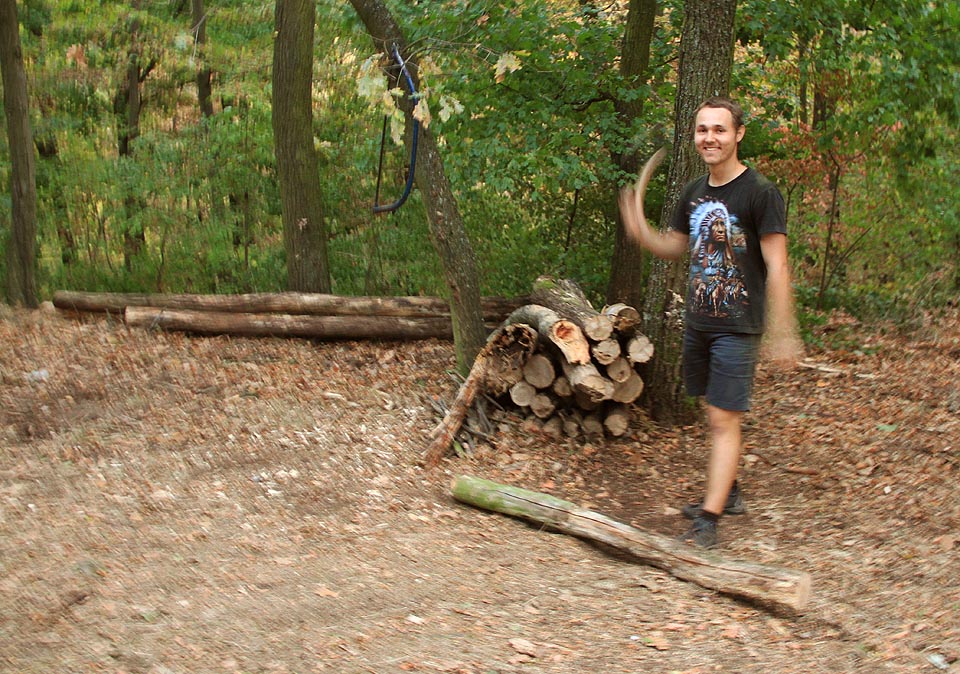 To takový Sova používá při hodu sekerou triky téměř kouzelnické.